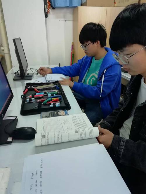 https://dqdzx.lhvtc.edu.cn/__local/2/05/DC/8994D676B3CE6C95D69899B30AD_1B85EDF0_224BF.jpg